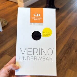 Icebreaker Merino sports bra- Black NWT